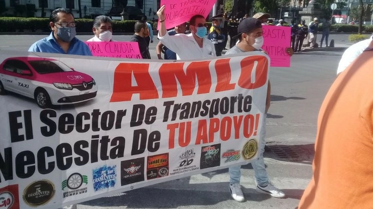 Algunos manifestantes portaron cárteles mediante los cuales solicitaron el apoyo del Presidente de la República, Andrés Manuel López Obrador. Foto Bertha Teresa Ramírez