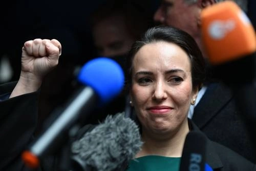 Stella Morris, pareja de Julian Assange, con quien tiene dos hijos, habló entre sollozos con la prensa al salir del tribunal, ayer en Londres. Foto Afp