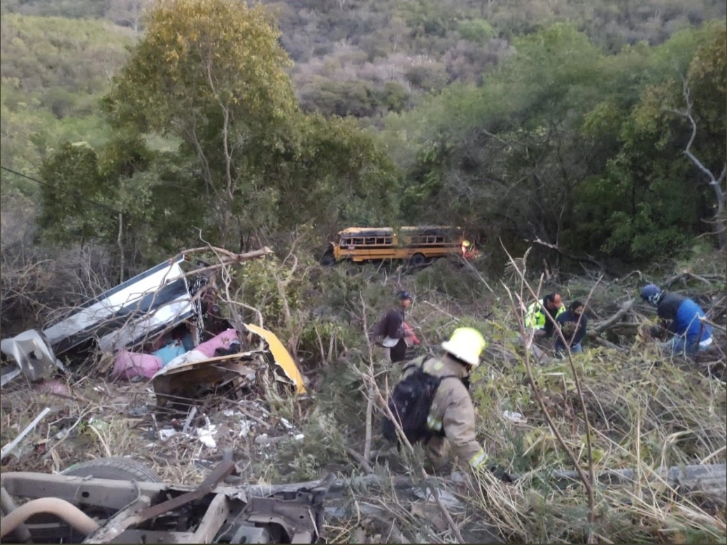 Al lugar del accidente acudió personal de la Cruz Roja y de Protección Civil de los municipios de Sayula y Gómez Farías, el 16 de diciembre de 2021. Foto tomada del Twitter de @PCJalisco