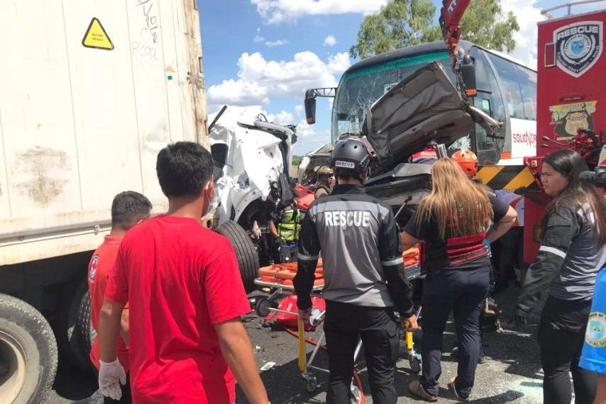 Rescatistas se hacen presentes en el lugar de la colisión ocurrida entre un autobús de pasajeros y varios vehículos que hacían fila en una caseta de peaje en la ciudad de Tarlac, en Manila, Filipinas. Foto  