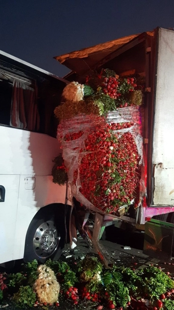 La unidad de pasajeros se impactó contra la parte trasera de un tráiler que transportaba frutas y verduras; no se reportan víctimas mortales. Foto ‘La Jornada’