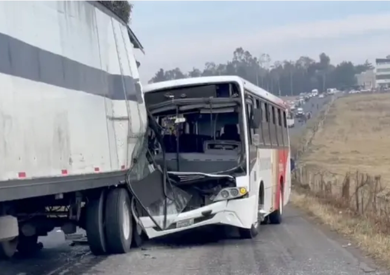 El choque de un camión de pasajeros y un tráiler provocó que la carretera Toluca-Ixtlahuaca estuviera cerrada tres horas. Foto Difundida en redes sociales
