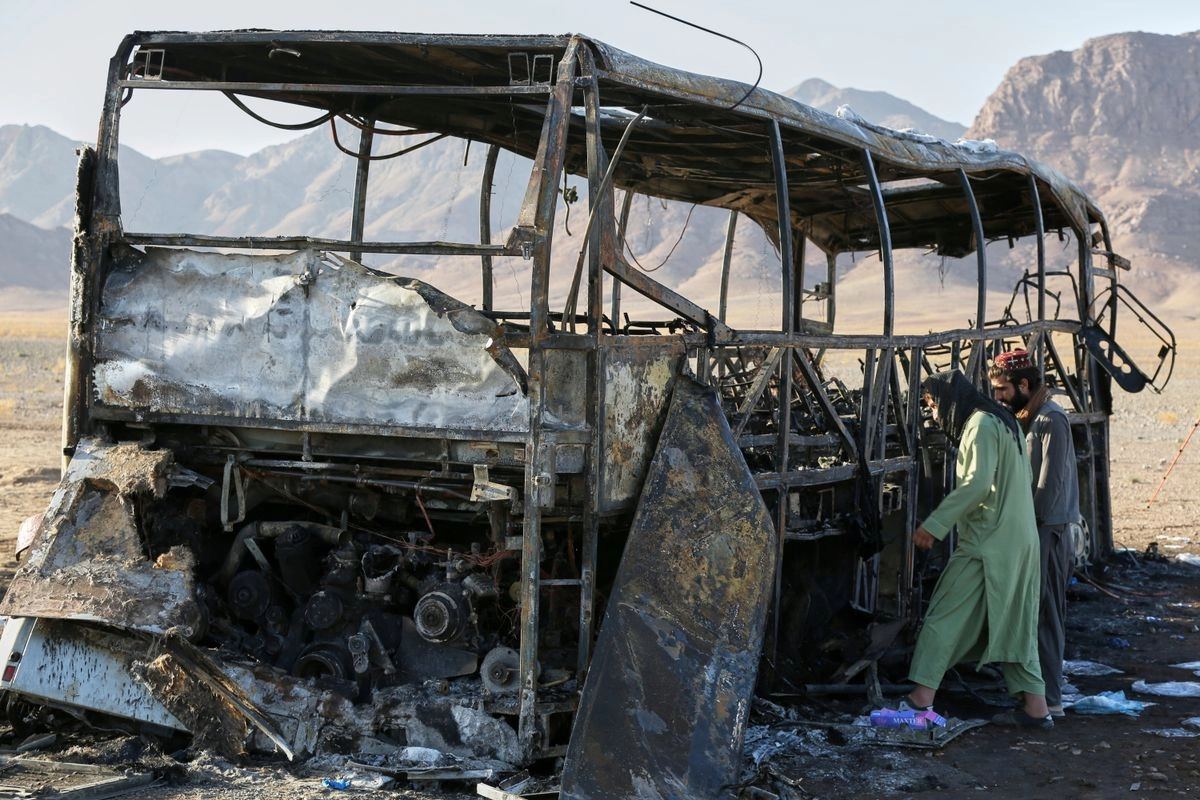 El autobús de pasajeros se incendió luego de chocar contra una motocicleta y un camión en la autopista Herat-Kabul, al oeste de Afganistán; la tragedia dejó al menos 79 muertos. Foto  