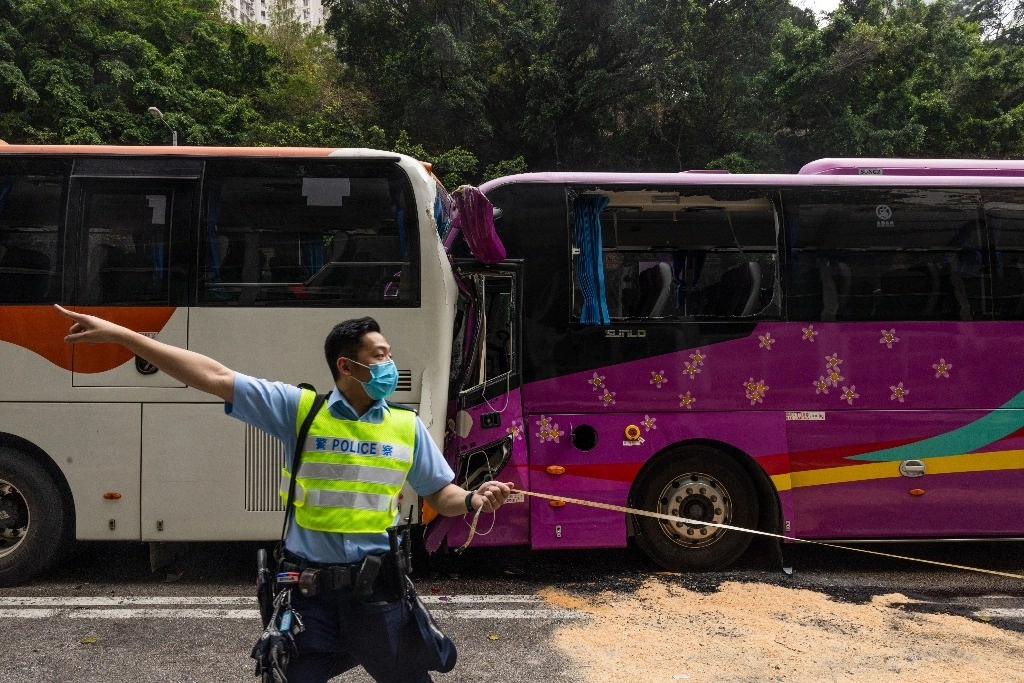 Un oficial de policía inspecciona después de un accidente en una carretera en Hong Kong, el viernes 24 de marzo de 2023. Foto Ap