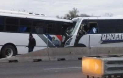 Pese a lo aparatoso del accidente, no se reportaron víctimas mortales o heridos de gravedad. Foto Notimex
