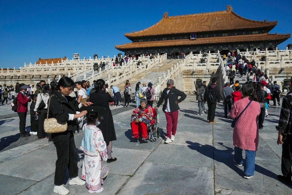 Un grupo de turistas chinos en la Ciudad Prohibida, en Pekín. Foto Ap