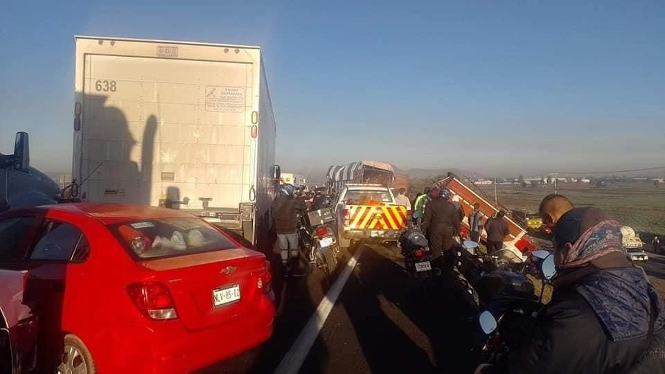Por el choque fue cerrado el Circuito Exterior Mexiquense (CEM) con dirección a la México-Querétaro, el 18 de diciembre de 2023. Foto 'La Jornada'