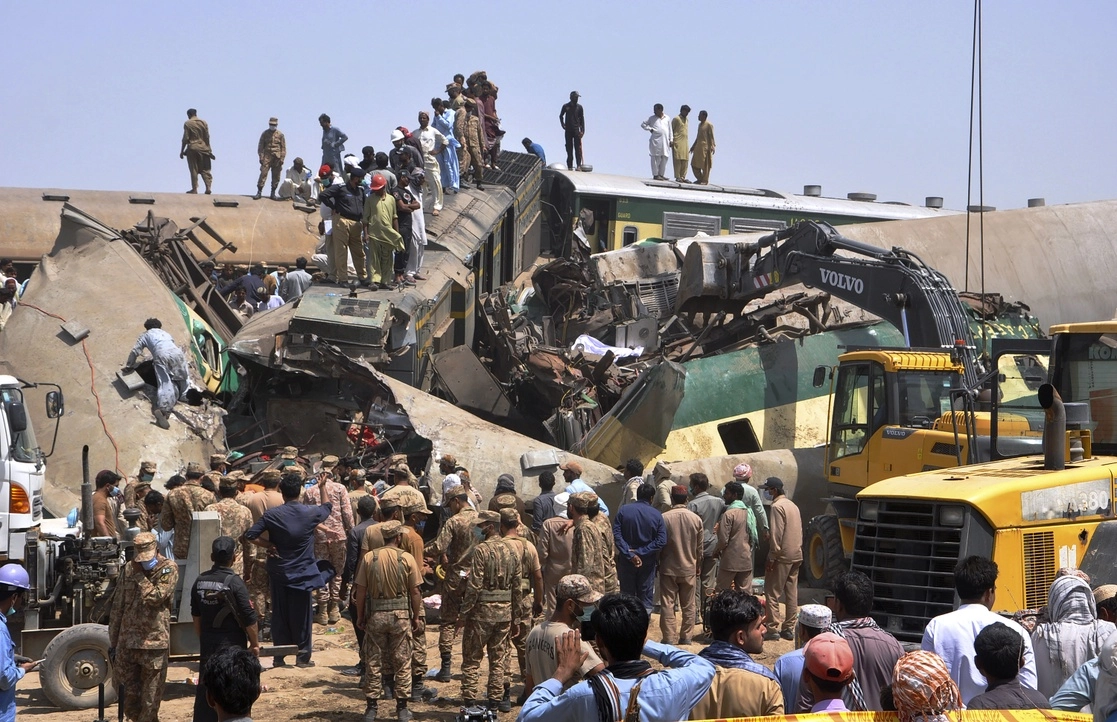 Soldados y voluntarios trabajan en el sitio de la colisión entre dos trenes al sur de Pakistán, el 7 de junio de 2021. Foto Ap