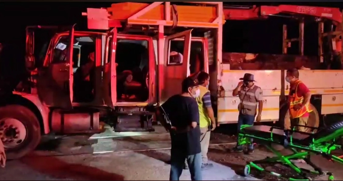 Traslado de los heridos a la carretera a Papagayos ya que la zona del accidente fue inaccesible para los rescatistas. Foto Protección Civil de Nuevo León