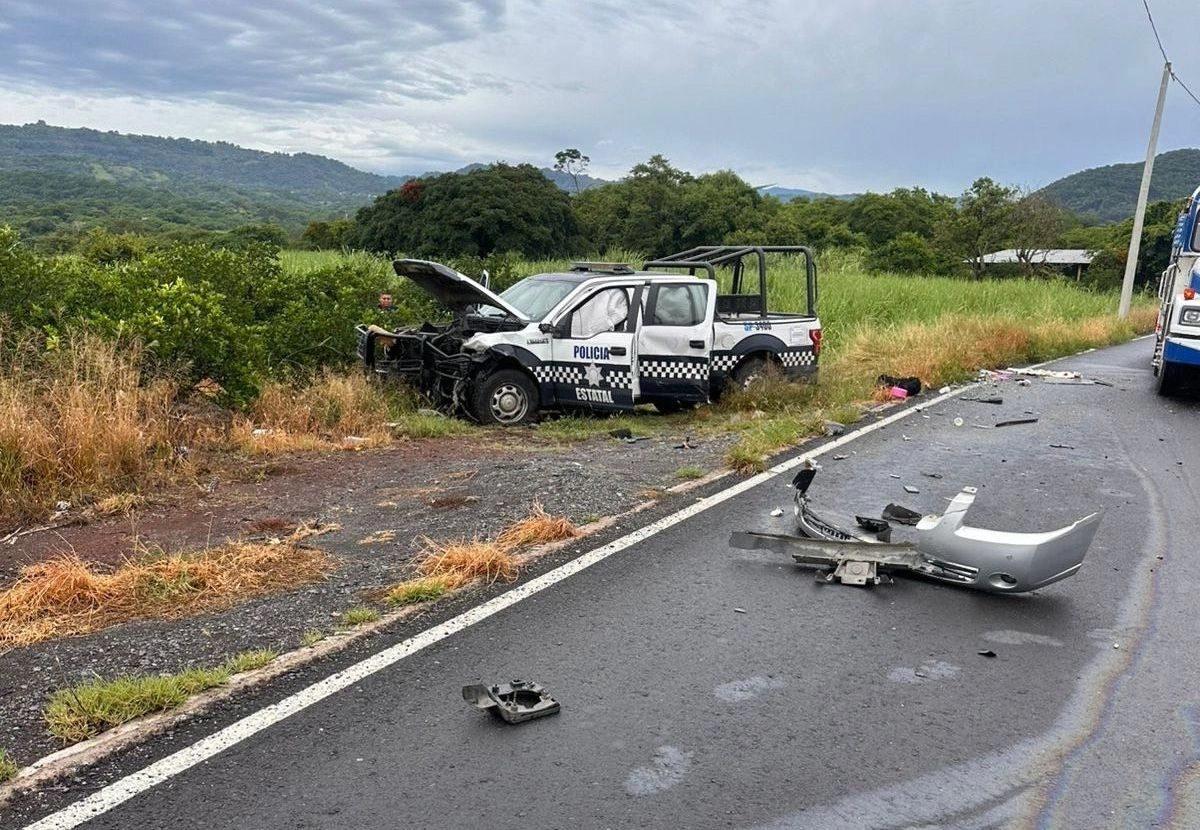 Un choque entre una patrulla de la Secretaría de Seguridad Pública de Veracruz (SP-3400) y un automóvil particular tipo Nissan Sentra dejó al menos cinco personas lesionadas. Foto 