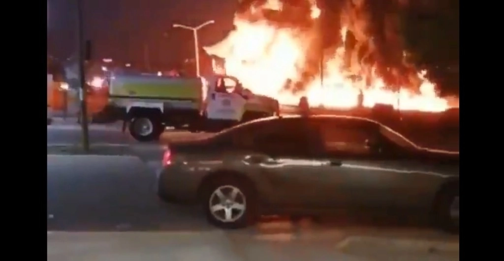 La pipa explotó tras el impacto pero los bomberos lograron sofocar el incendio. Foto @BereniceDiazG