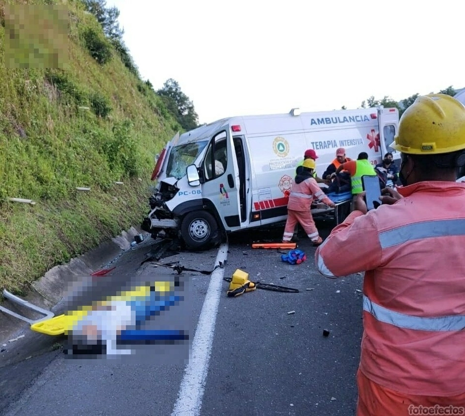 La ambulancia accidentada pertenecía al ayuntamiento de Atitalaquia y regresaba a Hidalgo luego de realizar el traslado de un paciente. Foto ‘La Jornada’