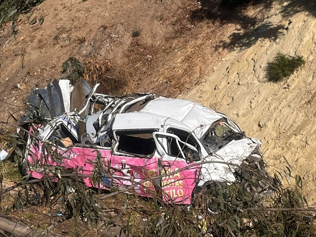 Un taxi colectivo cayó a un barraco en el libramiento de Tijuana dejando como saldo 11 lesionados. Foto La Jornada Baja California