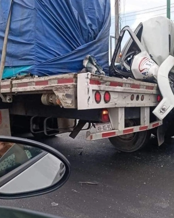 Un tractocamión impactó con otro vehículo en la autopista México - Querétaro, afectando la circulación. Foto 'La Jornada'  