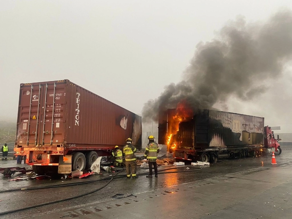 De acuerdo con información proporcionada, en el siniestro se involucraron varios tráileres que llegaron a incendiarse. Foto La Jornada