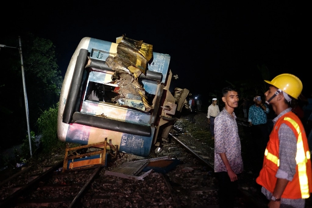 Residentes y voluntarios acudieron a la escena poco después del accidente, que ocurrió cuando un tren entró en la misma vía que el otro, según Rahman. Foto Ap 