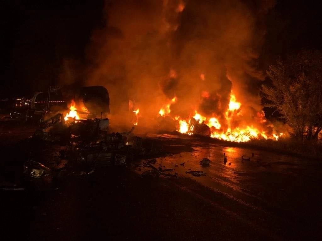 Elementos de Protección Civil de Tamaulipas, en coordinación con sus homólogos de San Fernando y la Guardia Nacional acudieron al kilómetro 137 de la carretera Victoria-Matamoros, donde se registró la colisión entre las pipas para realizar las labores de rescate, el 21 de julio de 2021. Foto tomada de https://www.facebook.com/Voluntariado-Grupo-Los-Dorados-111056607077606 