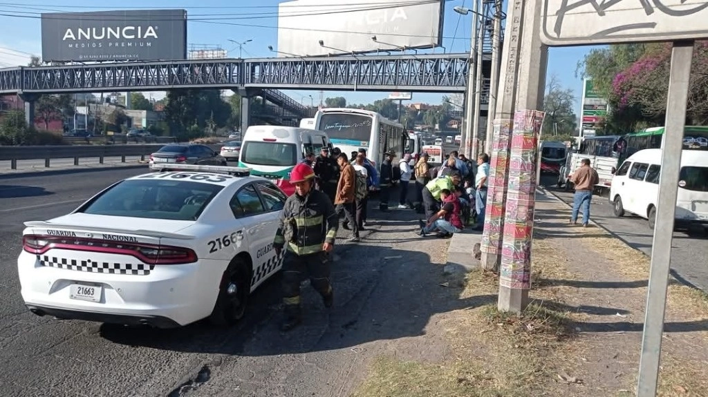 Bomberos de Tlalnepantla, Edomex, y rescatistas locales acudieron al sitio del accidente para auxiliar a los lesionados. Foto 'La Jornada' 