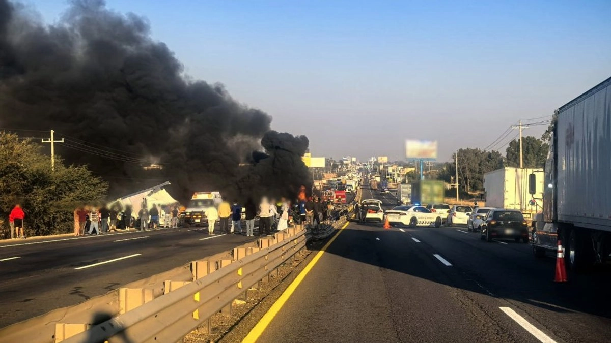 El choque entre cuatro vehículos se registró en la carretera federal 45, a la altura del municipio de Silao. Foto 