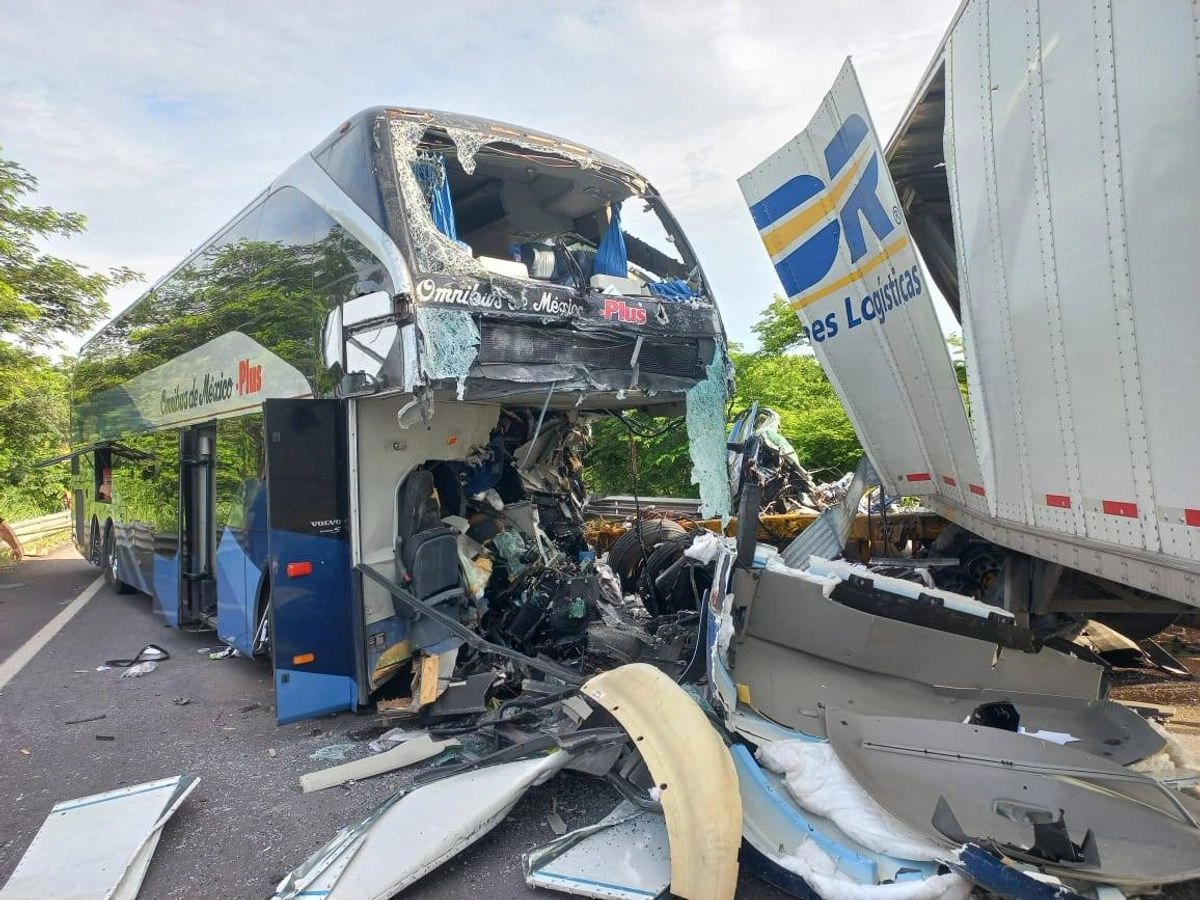 Las dos personas fallecidas, detalló la Secretaría de Seguridad y Proteccion Ciudadana de Nayarit, fueron los conductores del trailer y el camión.