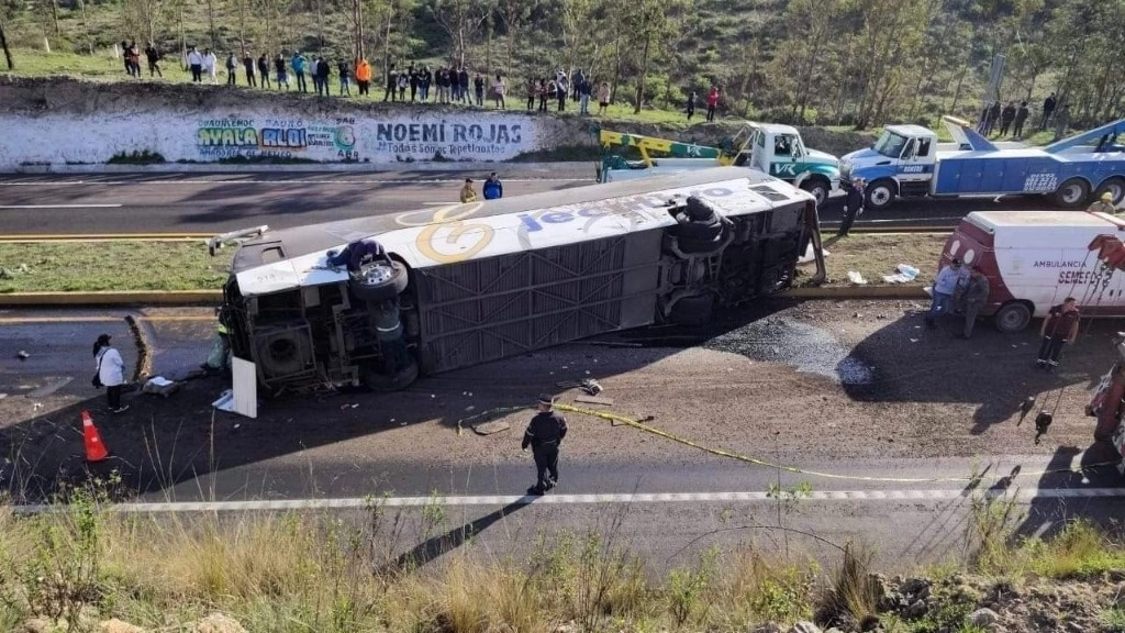 Al sitio arribó personal de la Fiscalía General de Justicia del Estado de México (FGJEM) para realizar acciones correspondientes. Foto 'La Jornada'