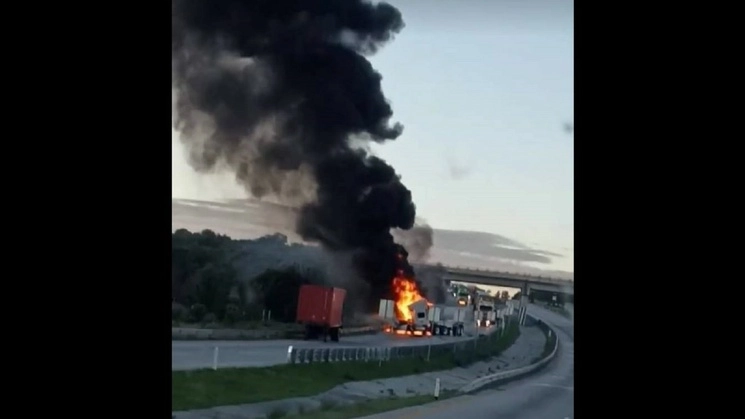 En los límites de Hidago y Edomex, dos tráilers se impactaron en el kilómetro 156 de la autopista Arco Norte. Foto ‘La Jornada’