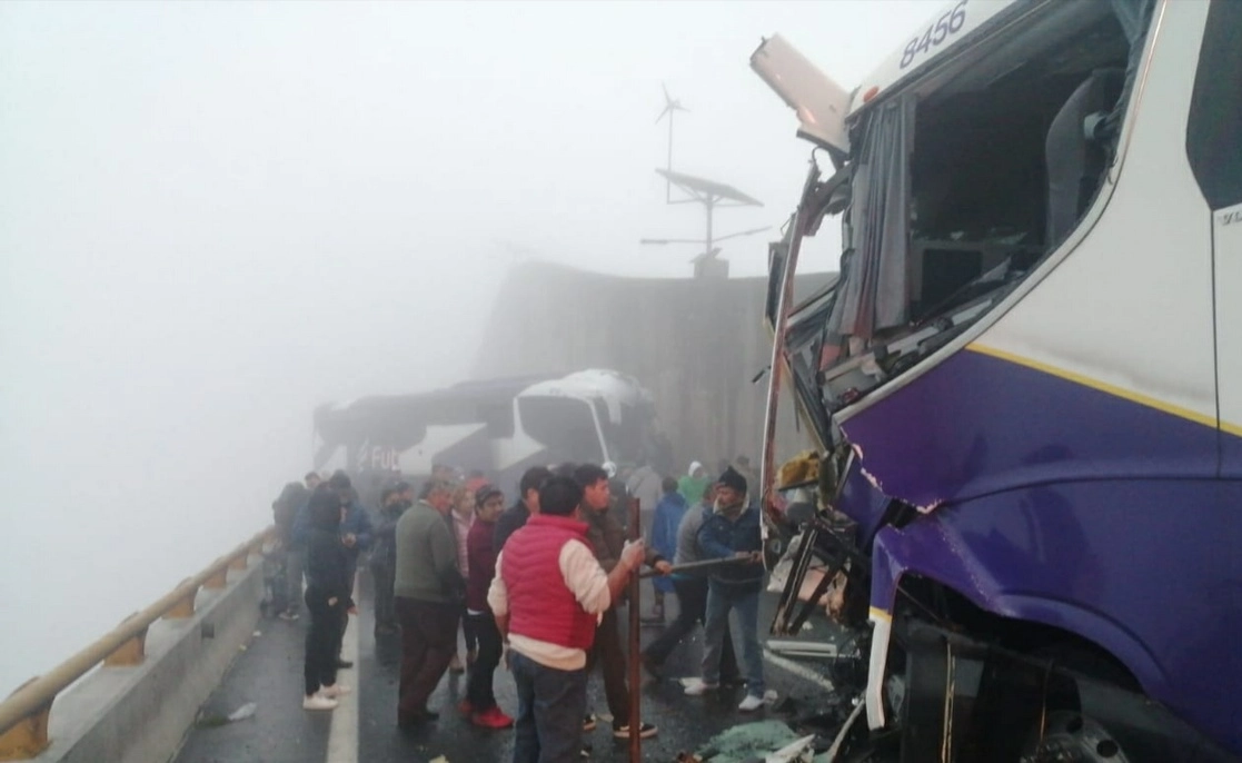 Un saldo de 15 personas heridas dejó un choque de autobuses de pasajeros en la carretera México-Tuxpan. Foto La Jornada