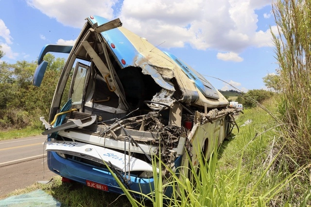 Un choque entre un camión y un autobús en el interior del estado brasileño de Sao Paulo dejó este miércoles al menos 41 muertos y 10 heridos. Foto Ap