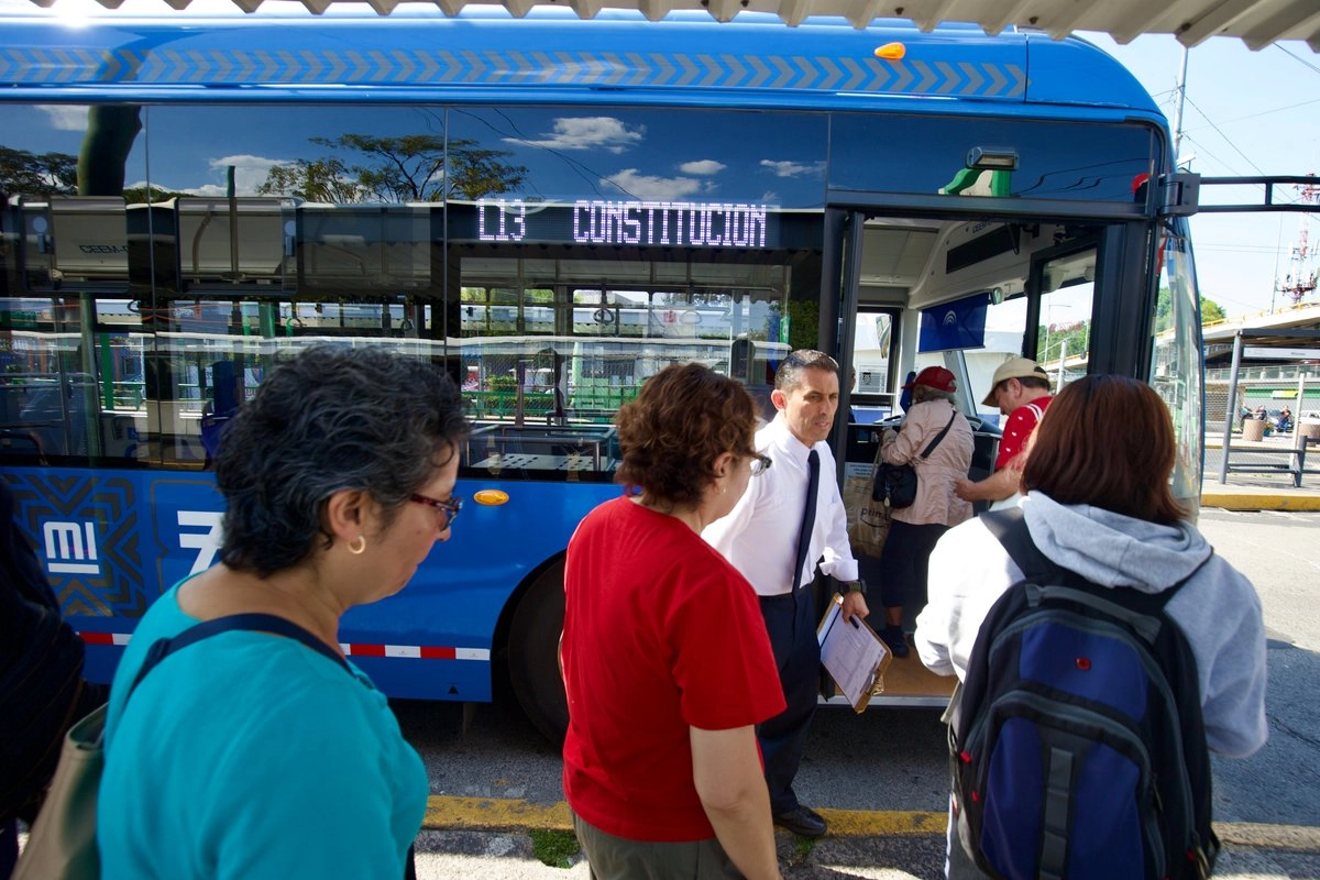 Una motocicleta circulaba por el carril exclusivo del trolebús cuando se impacto con una unidad del transporte público en Eje Central Lázaro Cárdenas y Avenida Hidalgo. Foto 