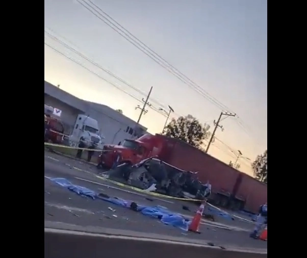 El choque se originó porque un peatón cruzó la carretera federal 45 y los vehículos comenzaran a frenar. Foto tomada de redes

