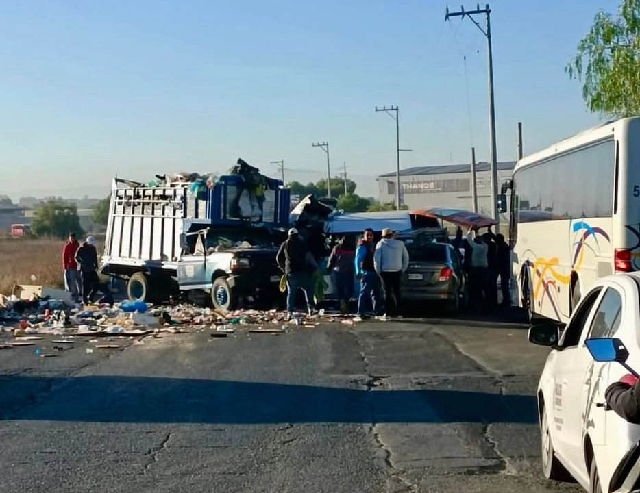 El sitio fue acordonado por elementos de la Policía Municipal y Guardia Nacional y la vialidad quedó cerrada a la circulación para facilitar las labores de auxilio.