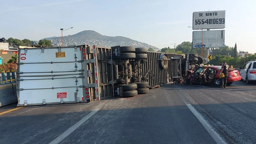 El chofer del tráiler se dio a la fuga. Foto La Jornada