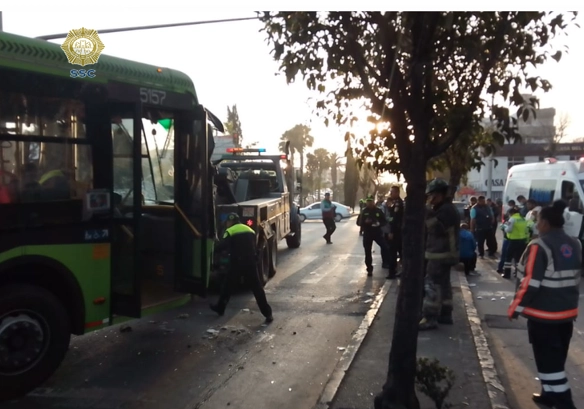 Servicios de emergencia atienden el choque de dos unidades de transporte público en la avenida Fray Servando y Teresa de Mier. Foto tomada de la cuenta de Twitter @OVIALCDMX

