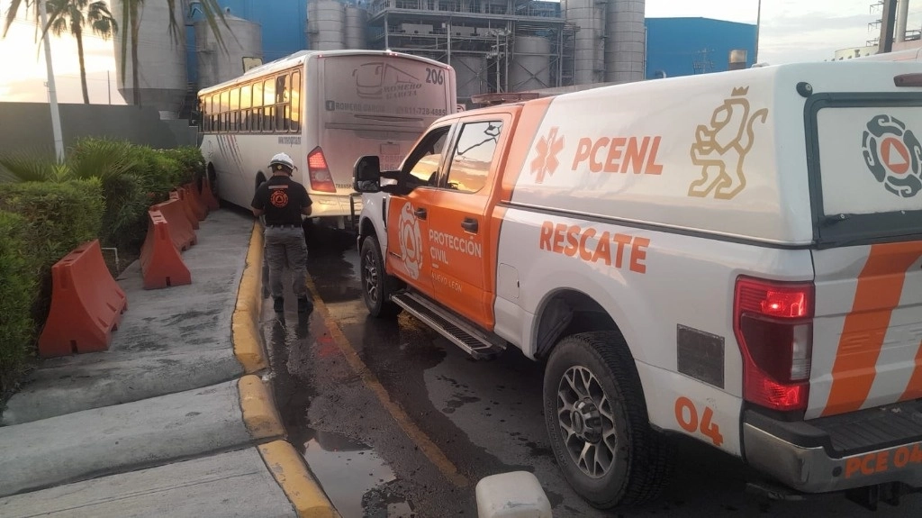 Además de rescatistas de Protección Civil del Estado, también llegaron al auxilio elementos del Cuerpo de Bomberos de Nuevo Laredo y de Protección Civil de Tamaulipas. Foto @PC_NuevoLeon / Archivo