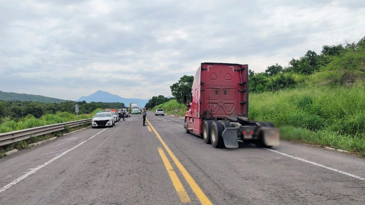 La unidad de una ruta de transporte público de Lázaro Cárdenas, circulaba con dirección al puerto cuando invadió el carril contrario, en un intento de rebasar a otros vehículos, y chocó contra la camioneta de carga de color blanco.