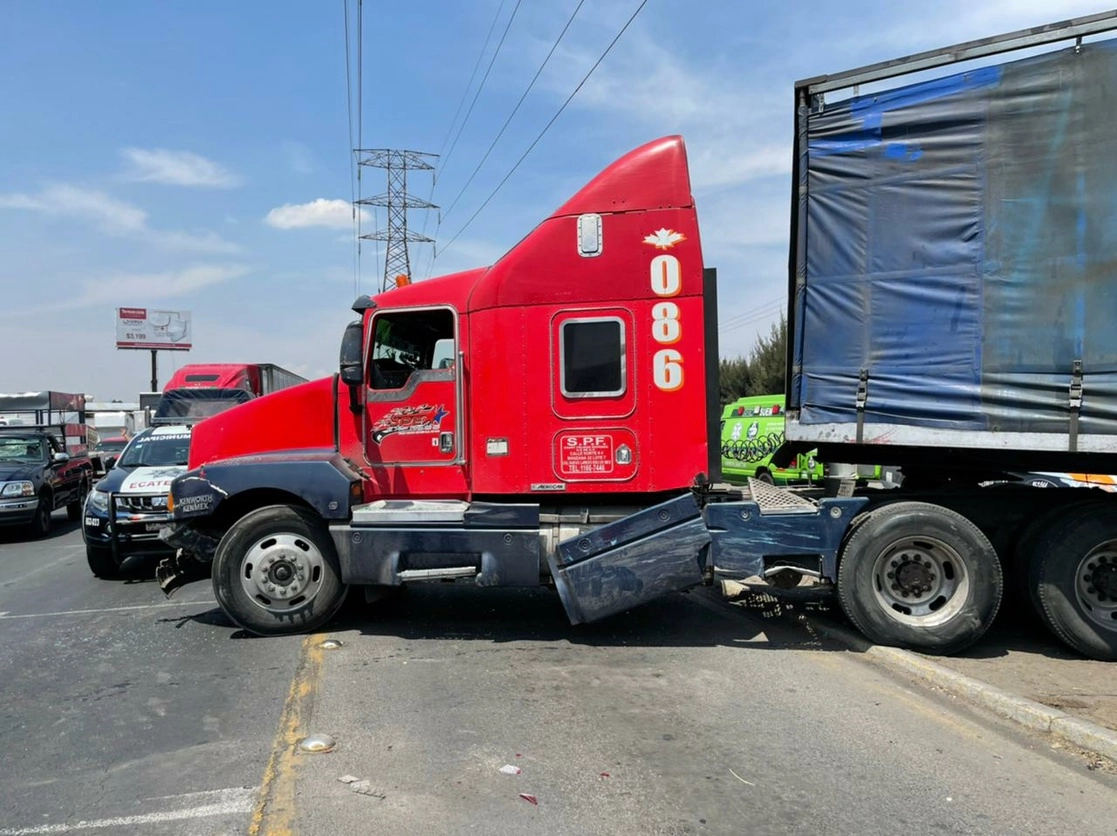 Un tráiler impactó a tres combis y a vehículos particulares por no respetar la luz roja del semáforo a la altura de la Central de Abasto de Ecatepec, el 15 de abril de 2021. Foto La Jornada
 