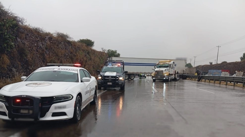 El tráiler quedó atravesado, provocando el cierre intermitente de la autopista México-Querétaro, a la altura de Coyotepec, con dirección a la Ciudad de México. Foto Cortesía