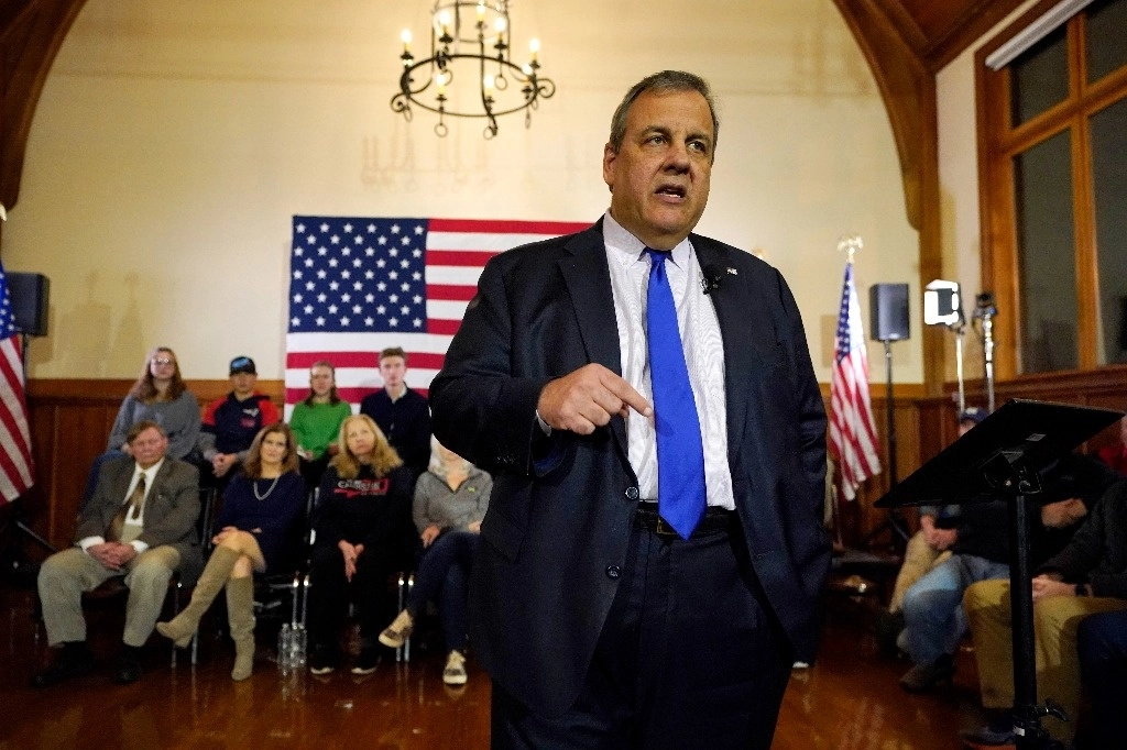 El candidato presidencial republicano, el exgobernador de Nueva Jersey, Chris Christie, anuncia que abandonará la carrera durante un evento de campaña en el ayuntamiento el miércoles 10 de enero de 2024 en Windham, NH. Foto Ap