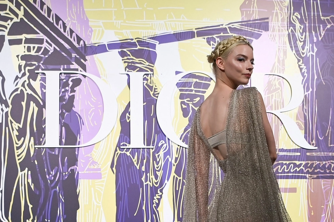 En imagen de archivo, la actriz Anya Taylor-Joy antes del desfile de Dior Croisiere en Atenas. Foto Afp