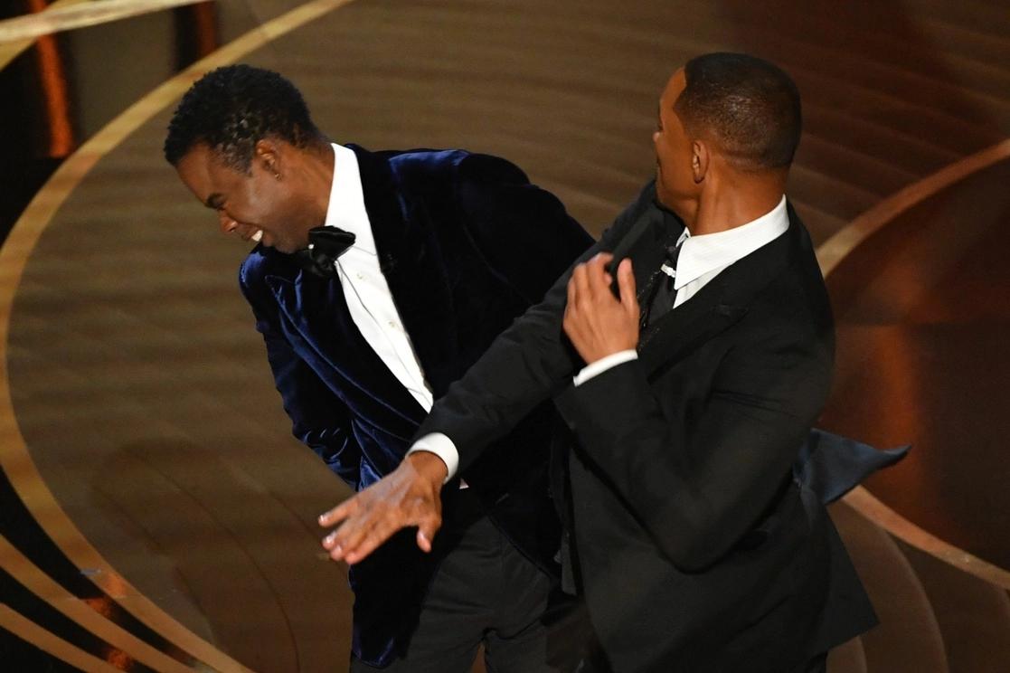 En marzo de 2022, Will Smith subió al escenario de los Óscar para golpear a Chris Rock tras una broma que hizo sobre el pelo corto de la mujer la estrella de Hollywood, Jada Pinkett Smith, que sufre alopecia. Foto Afp / Archivo 