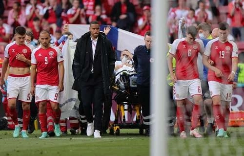 Tras caer fulminado, el jugador danés recibió ayuda y un masaje cardiaco en la cancha. Posteriormente recobró el conocimiento y salió en una camilla del estadio. Foto Afp
