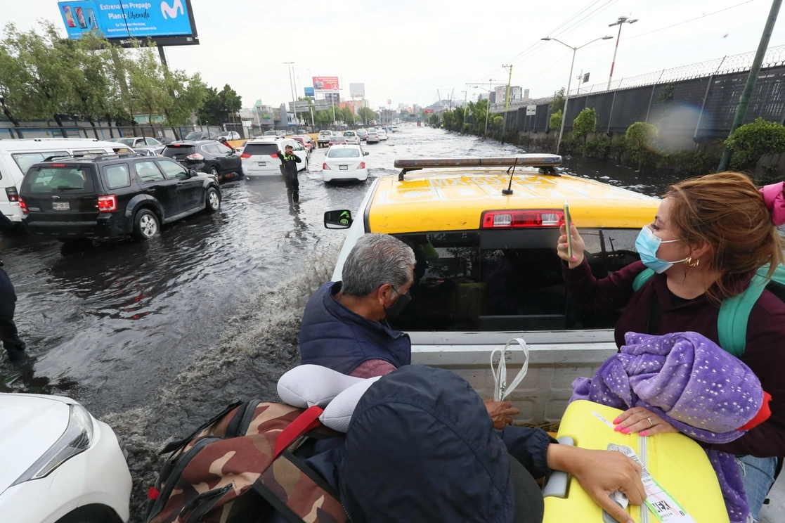La intensa lluvia de ayer por la tarde provocó anegamientos en diversos puntos. Las inundaciones más severas ocurrieron en el Circuito Interior, a la altura del aeropuerto internacional (imagen), donde pasajeros fueron auxiliados por camionetas de la Secretaría de Seguridad Ciudadana para no perder sus vuelos, y en el paso a desnivel del Eje 1 Norte. Al cierre de la edición, las precipitaciones continuaban en las alcaldías Gustavo A. Madero, Iztapalapa y Coyoacán. Foto Roberto García Ortiz