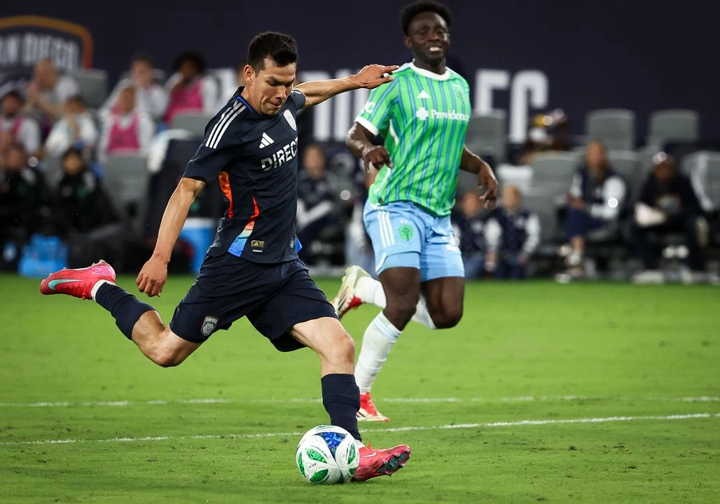 El mediocampista del San Diego FC, Chucky Lozano, anota un gol contra los Seattle Sounders durante un partido de la MLS. Foto