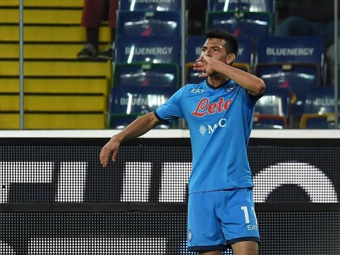 Tras escasos minutos en la cancha, el Chucky Lozano anotó el cuarto gol del Nápoles contra el Udinese. Foto Afp
