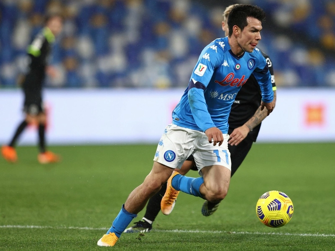 Lozano marcó ayer la segunda anotación en la victoria 4-2 de su equipo sobre el Spezia. El ‘Chucky’ suma 100 goles luego de marcar 43 tantos con Pachuca, 40 con el PSV Eindhoven, de Holanda, y hasta ahora 17 con el Nápoles. Foto Ap