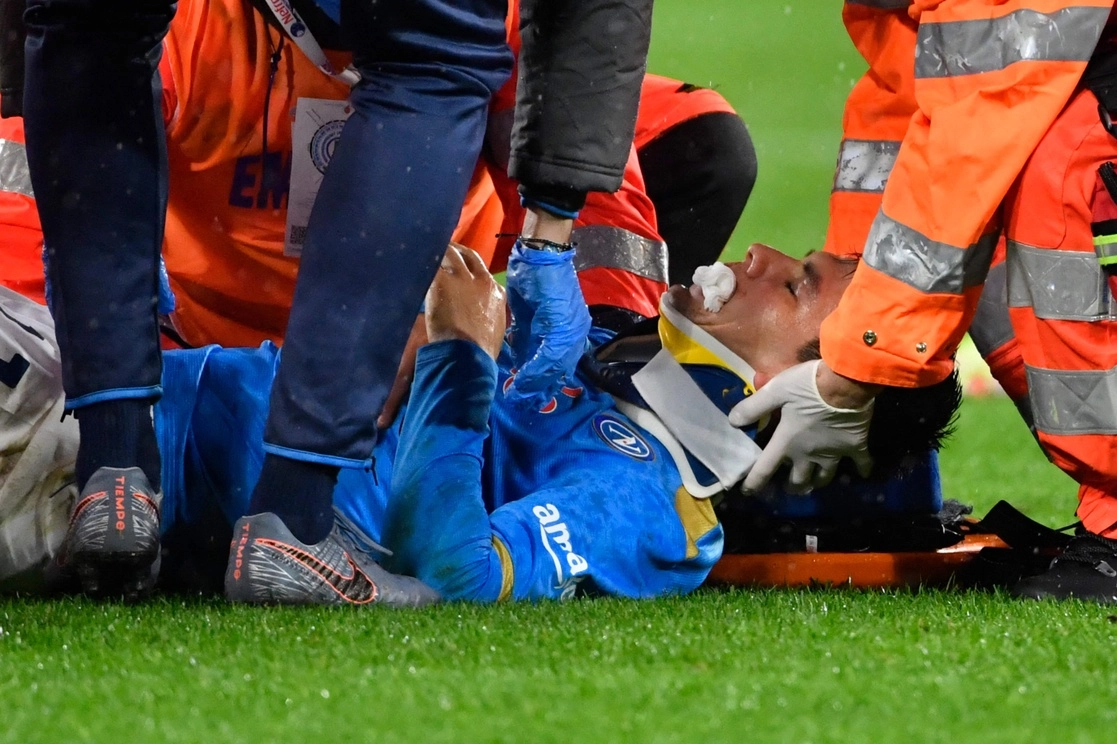 El mexicano fue rápidamente atendido en la cancha, misma que abandonó en el carrito de emergencias. Foto Afp