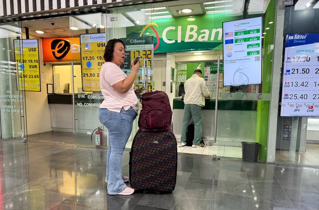 Recorrido por casas de cambio o bancos acusadas de lavado de dinero entre ellas CIBanco, en el aeropuerto internacional de la Ciudad de México terminal 1y 2, en la Ciudad de  México.