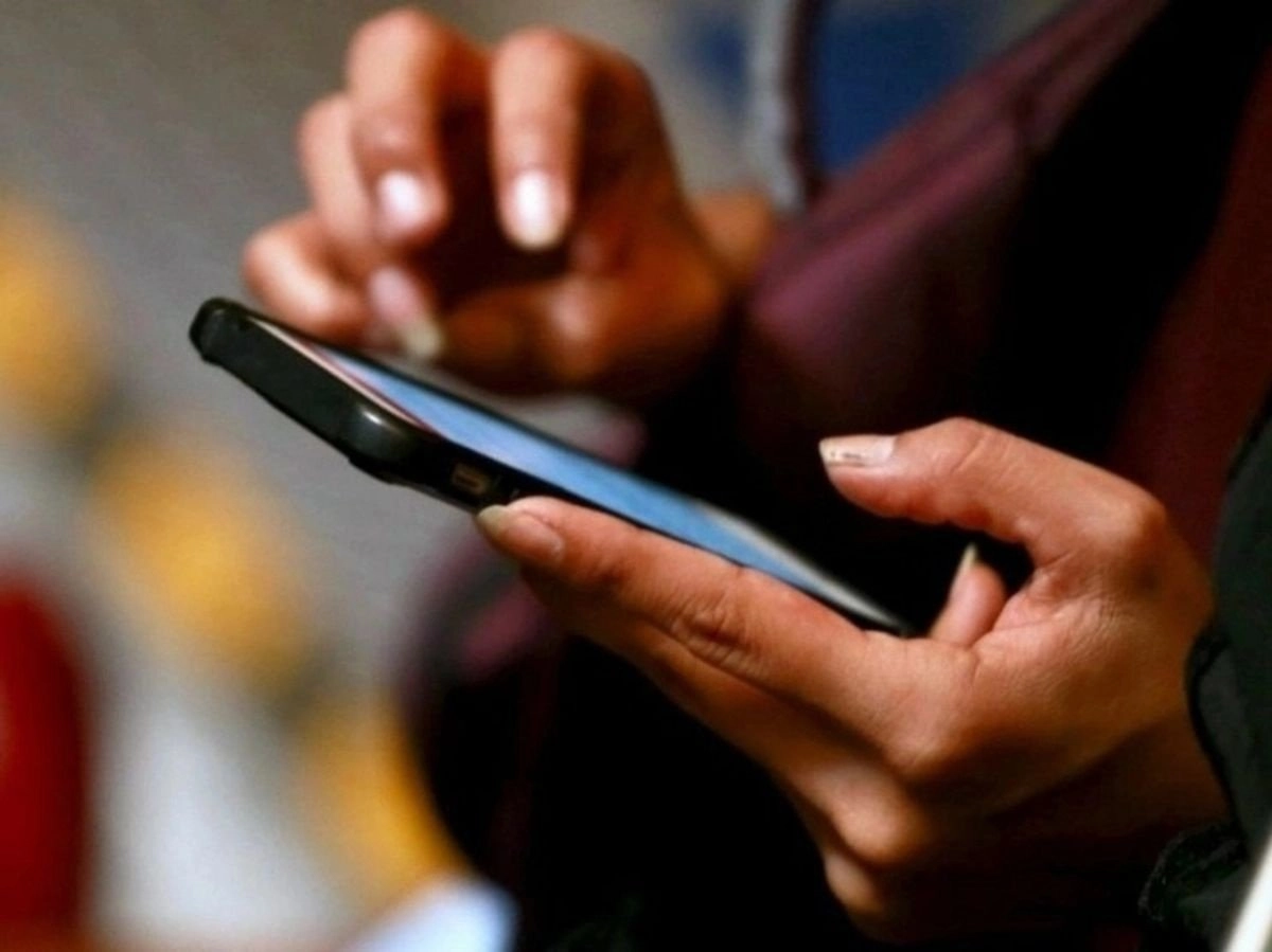 Persona utiliza un teléfono móvil en imagen de archivo. Foto 