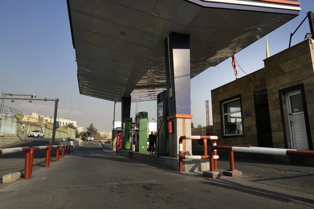 "Algunas gasolineras de todo el país sufrieron un ciberataque y se interrumpió la distribución de combustible", declaró el ministro del Petróleo iraní, Javad Owji, el 18 de diciembre de 2023. Foto Ap