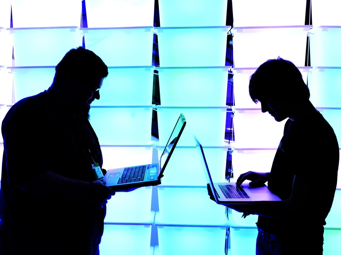 Personas sujetan computadoras portátiles en imagen de archivo. Foto Europa Press